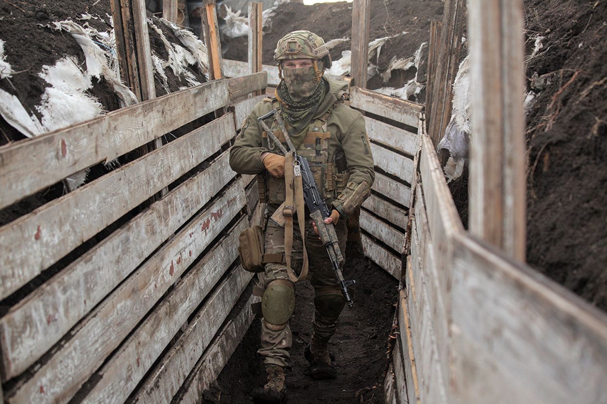 Украинский военный на линии разграничения между ДНР и Украиной
