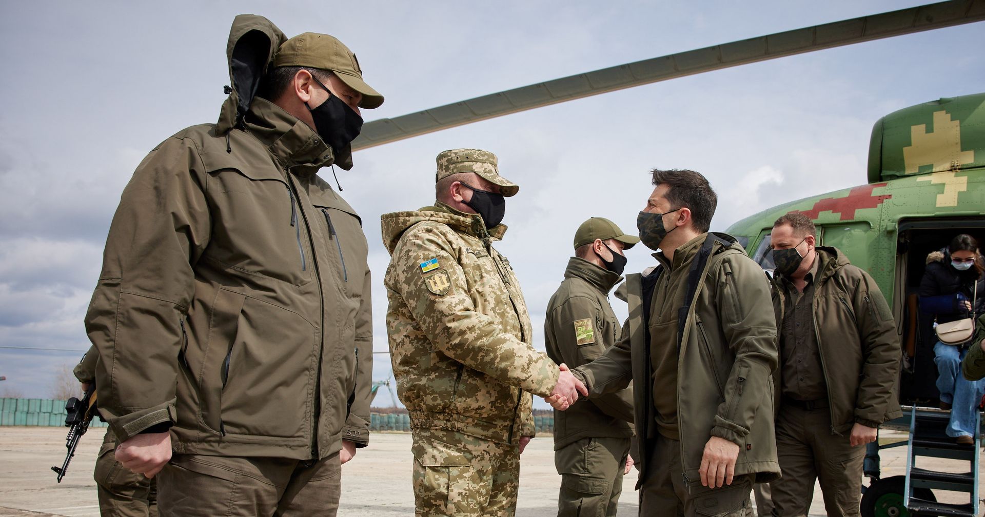 Президент Украины Владимир Зеленский во время его рабочей поездки в Донбасс - ИноСМИ, 1920, 08.04.2021