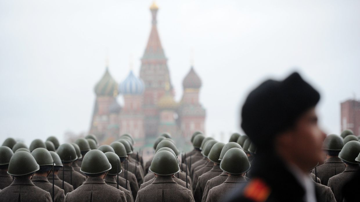 Военнослужащие, одетые в военную форму 1941 года, на Красной площади
