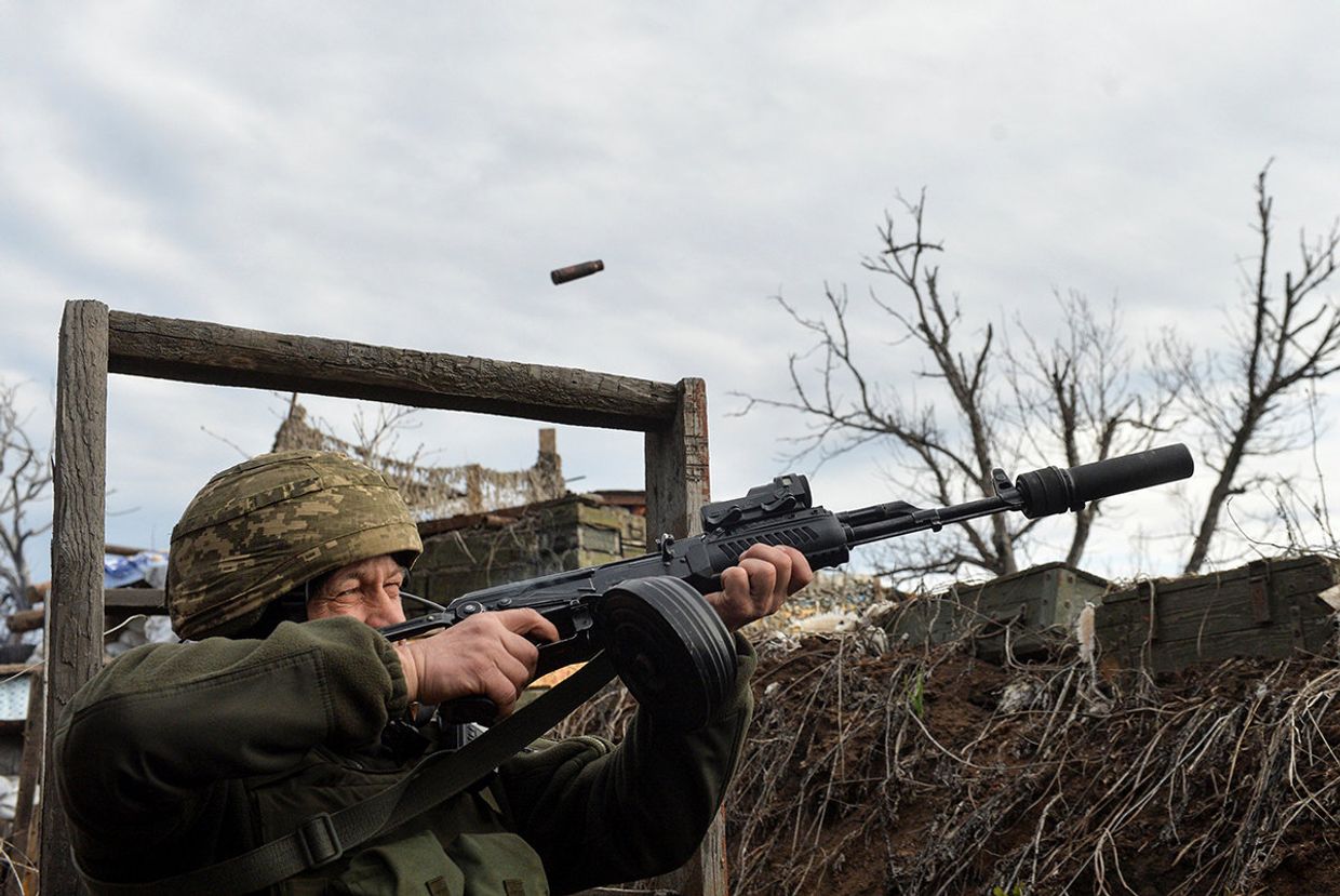 Украинский военный на линии разграничения между ДНР и Украиной