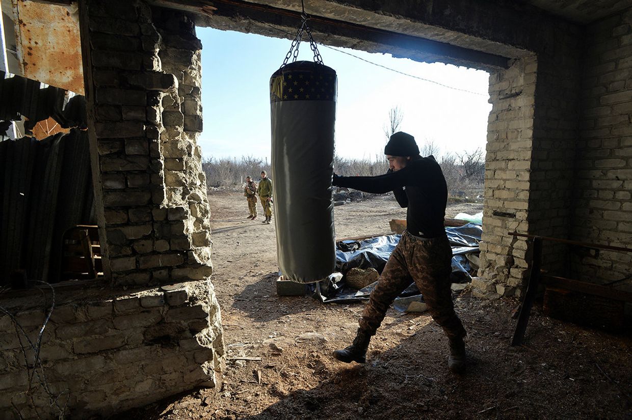 Украинский военный на линии разграничения между ДНР и Украиной