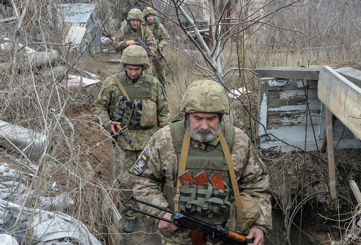 Украинские военные на линии разграничения между ДНР и Украиной