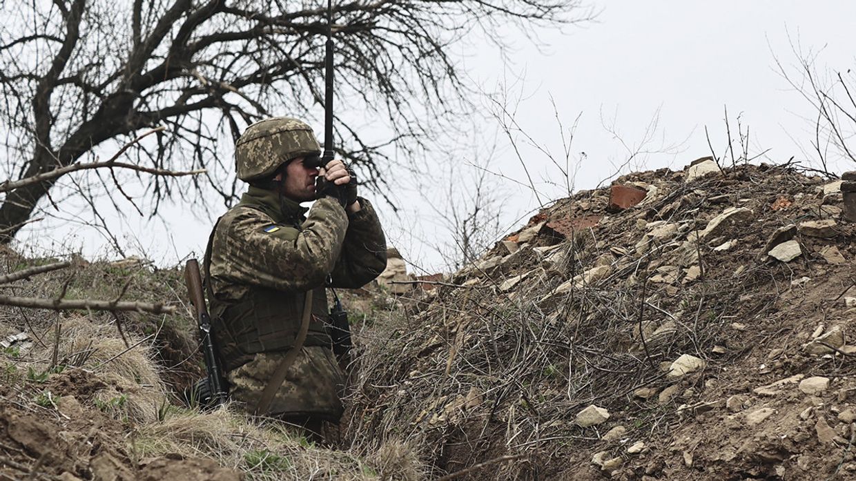 Украинский военный на линии разграничения между ДНР и Украиной