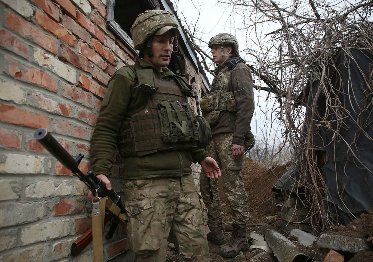 Украинские военные на линии разграничения между ДНР и Украиной