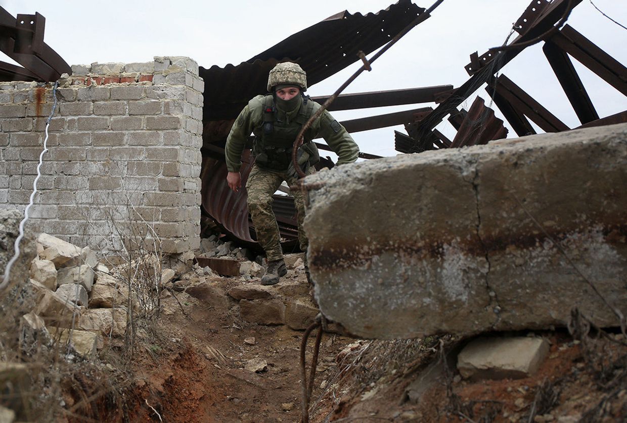 Украинский военный на линии разграничения между ДНР и Украиной