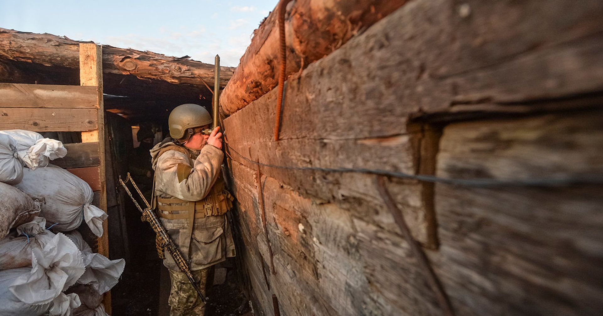 Украинский военный на линии разграничения между ДНР и Украиной под Донецком Украинский военный на линии разграничения между ДНР и Украиной под Донецком - ИноСМИ, 1920, 14.04.2021