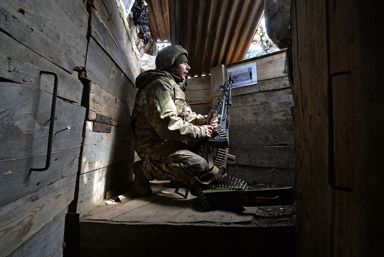 Украинский военный на линии разграничения между ДНР и Украиной