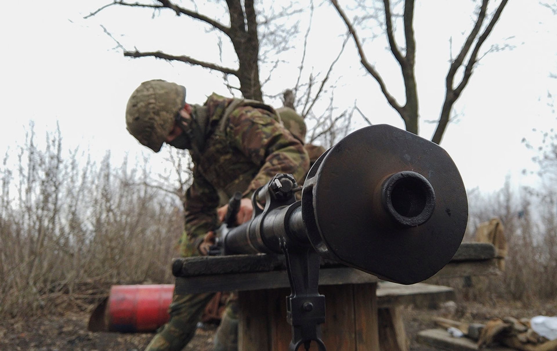 Украинский военный на линии разграничения между ДНР и Украиной - ИноСМИ, 1920, 18.04.2021