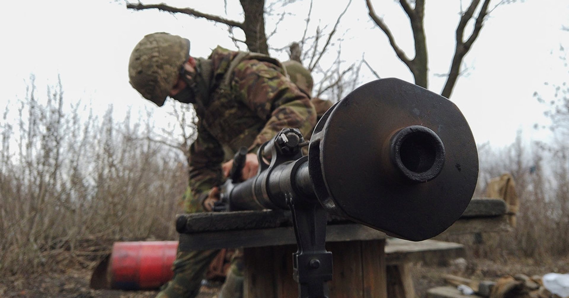 Украинский военный на линии разграничения между ДНР и Украиной - ИноСМИ, 1920, 18.04.2021