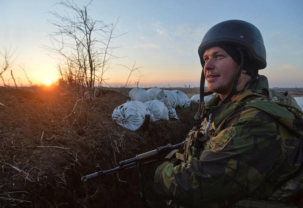 Украинский военный на линии разграничения между ДНР и Украиной