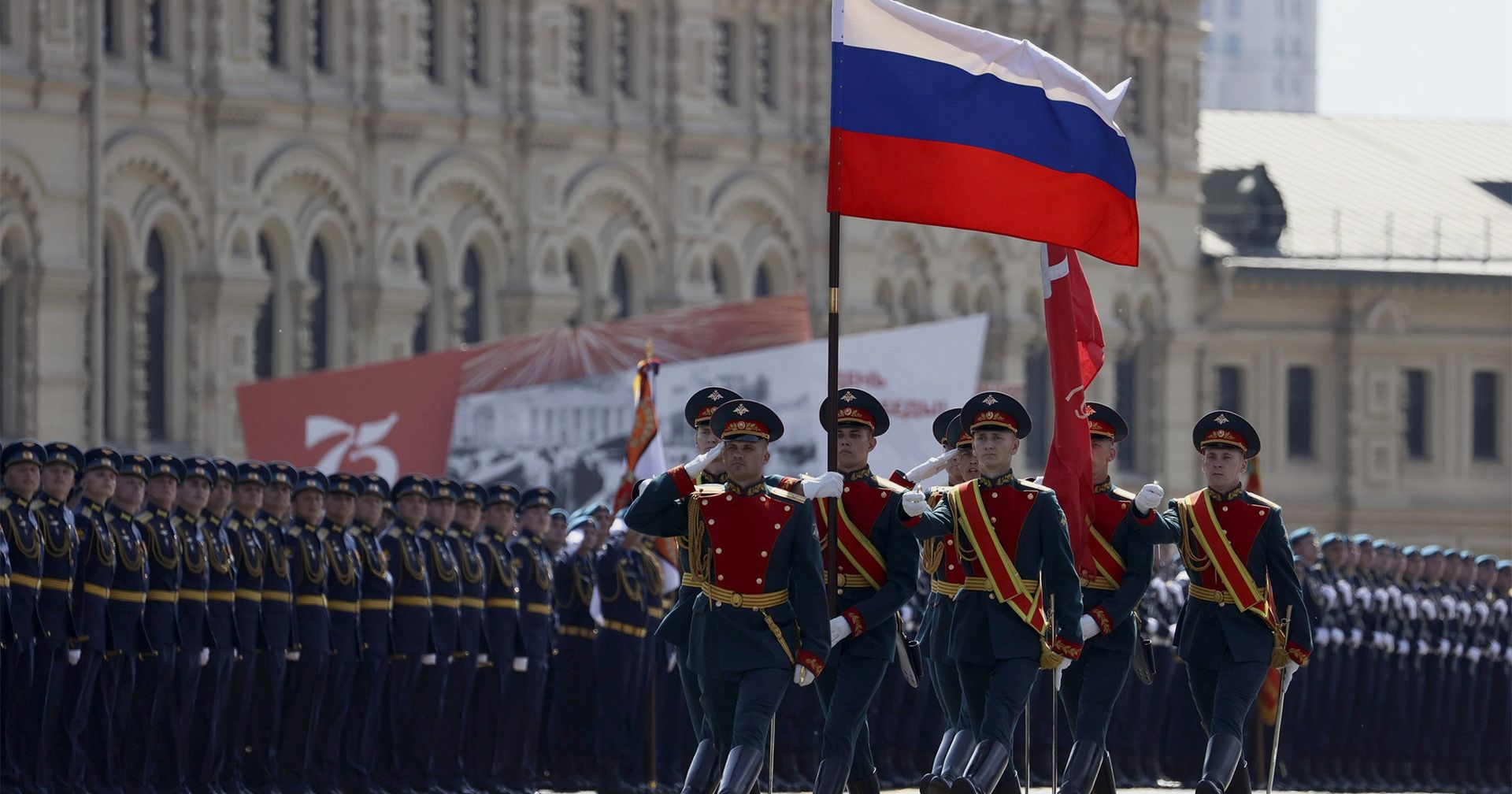 Знаменная группа во время военного парада в ознаменование 75-летия Победы в Великой Отечественной войне Знаменная группа во время военного парада в ознаменование 75-летия Победы в Великой Отечественной войне - ИноСМИ, 1920, 14.09.2020
