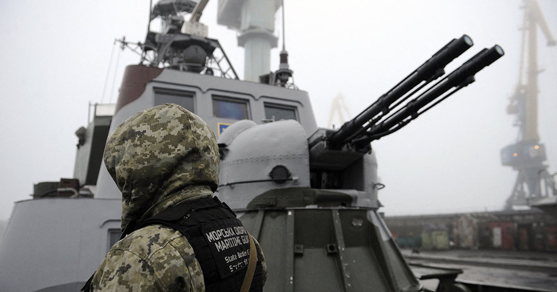 Украинский солдат на борту военного катера в порту Мариуполя - ИноСМИ, 1920, 16.04.2021