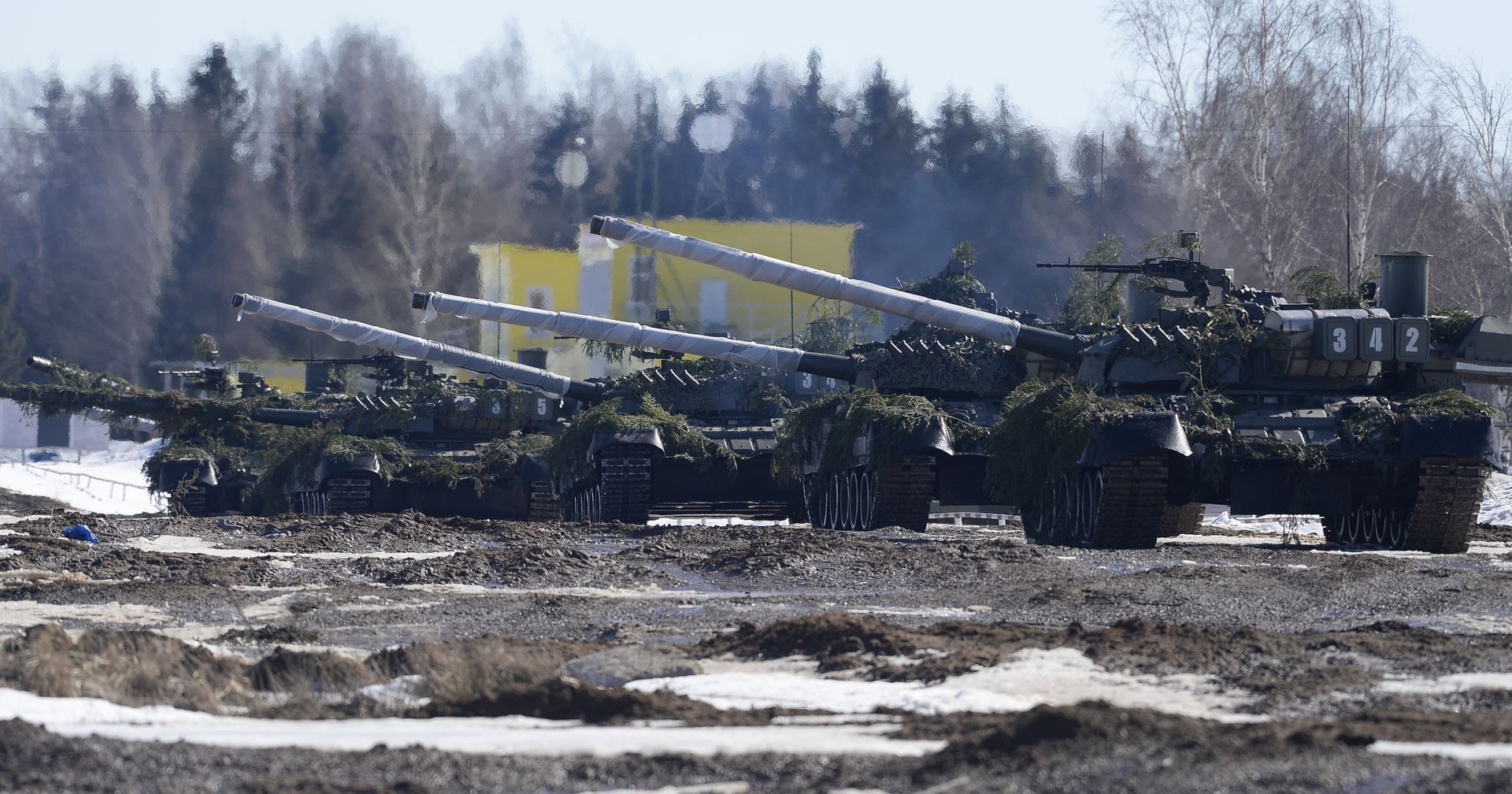 Танки Т-80 во время тактических учений Кантемировской танковой дивизии в Подмосковье Танки Т-80 во время тактических учений Кантемировской танковой дивизии в Подмосковье - ИноСМИ, 1920, 16.04.2021