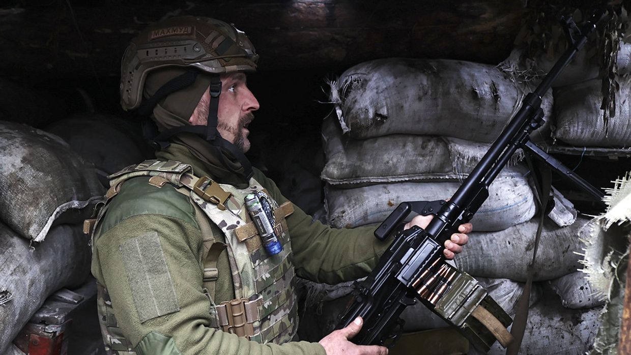 Украинский военный на линии разграничения между ДНР и Украиной Украинский военный на линии разграничения между ДНР и Украиной