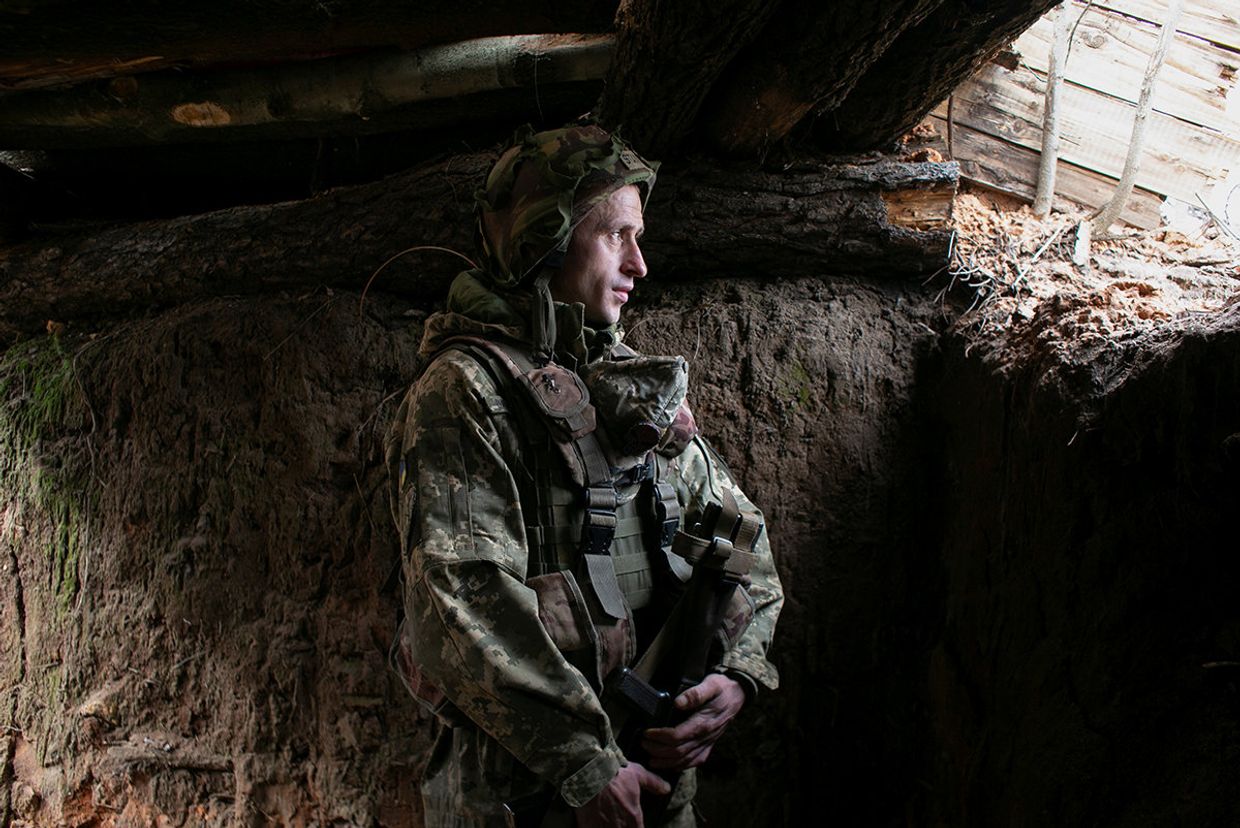 Украинский военный на линии разграничения между ДНР и Украиной