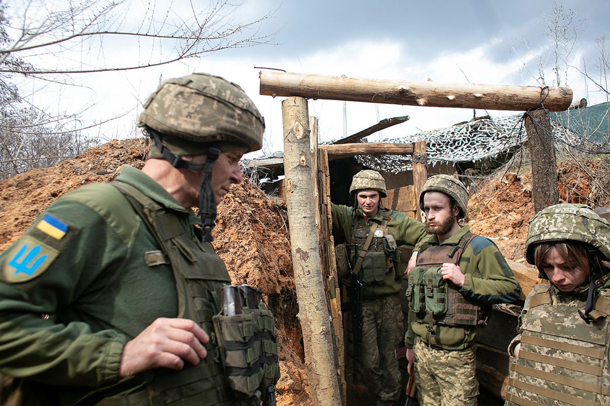 Украинские военные на линии разграничения между ДНР и Украиной