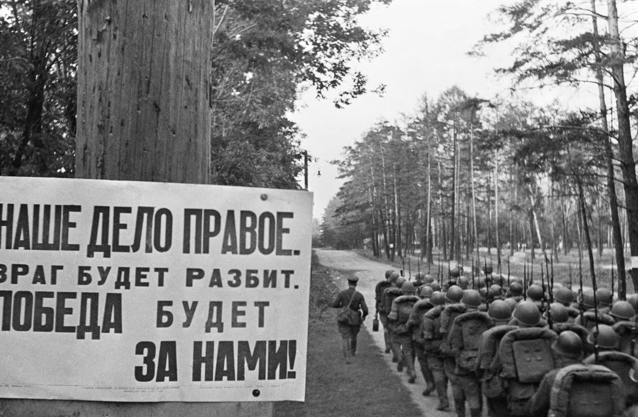 Колонны бойцов движутся на фронт