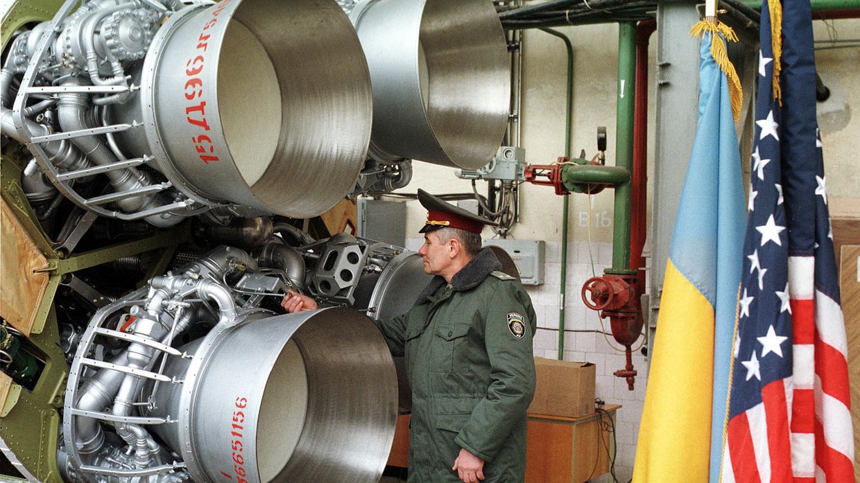 Украинский военный осматривает ядерную ракету перед демонтажем, Днепропетровск, Украина