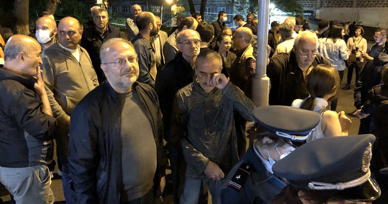 Противники Н. Пашиняна пикетируют правительственные дачи
