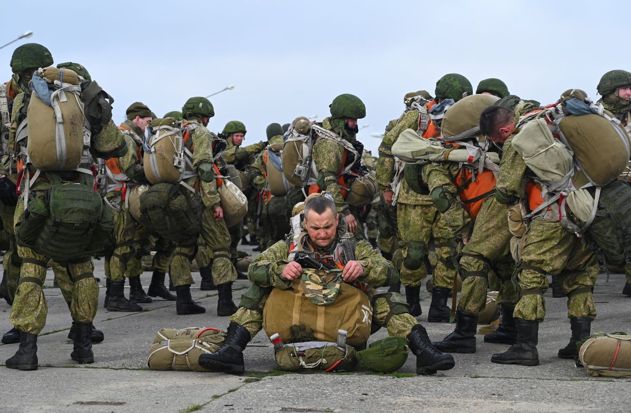 Российские десантники перед посадкой на борт самолетов Ил-76 в ходе учений на юге России