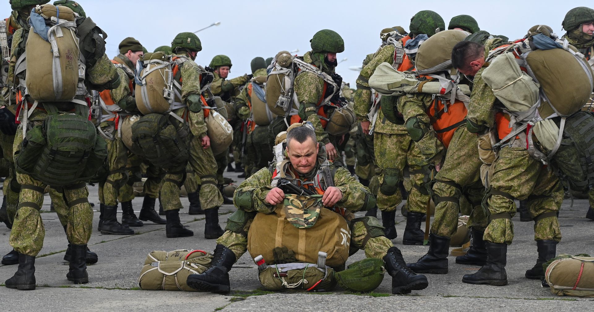 Российские десантники перед посадкой на борт самолетов Ил-76 в ходе учений на юге России - ИноСМИ, 1920, 24.04.2021