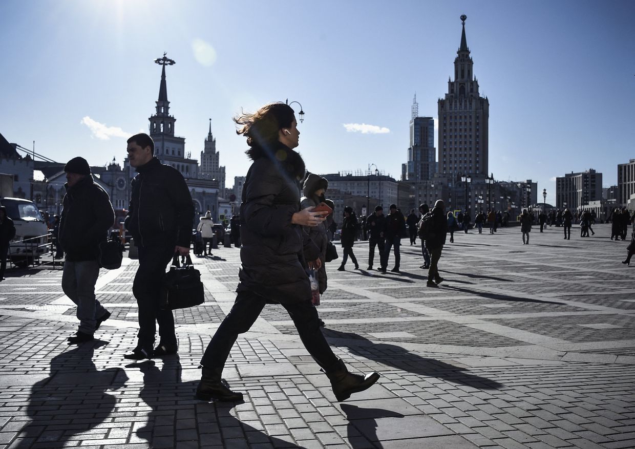 Прохожие на Комсомольской площади, Москва