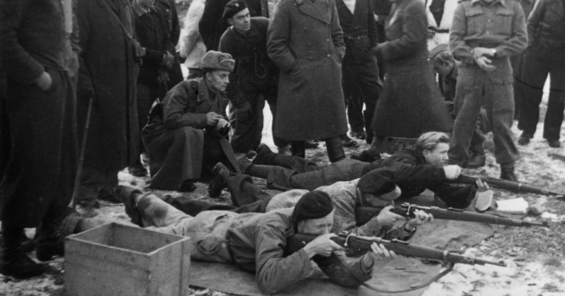 Операция «Борнхольмский десант» 9 мая 1945 года. Начальник штаба Кольбергской военно-морской базы, капитан 2-го ранга Дмитрий Шавцов (третий справа) с жителями острова, на котором войска Красной Армии находились до мая 1946 года - ИноСМИ, 1920, 09.05.2021