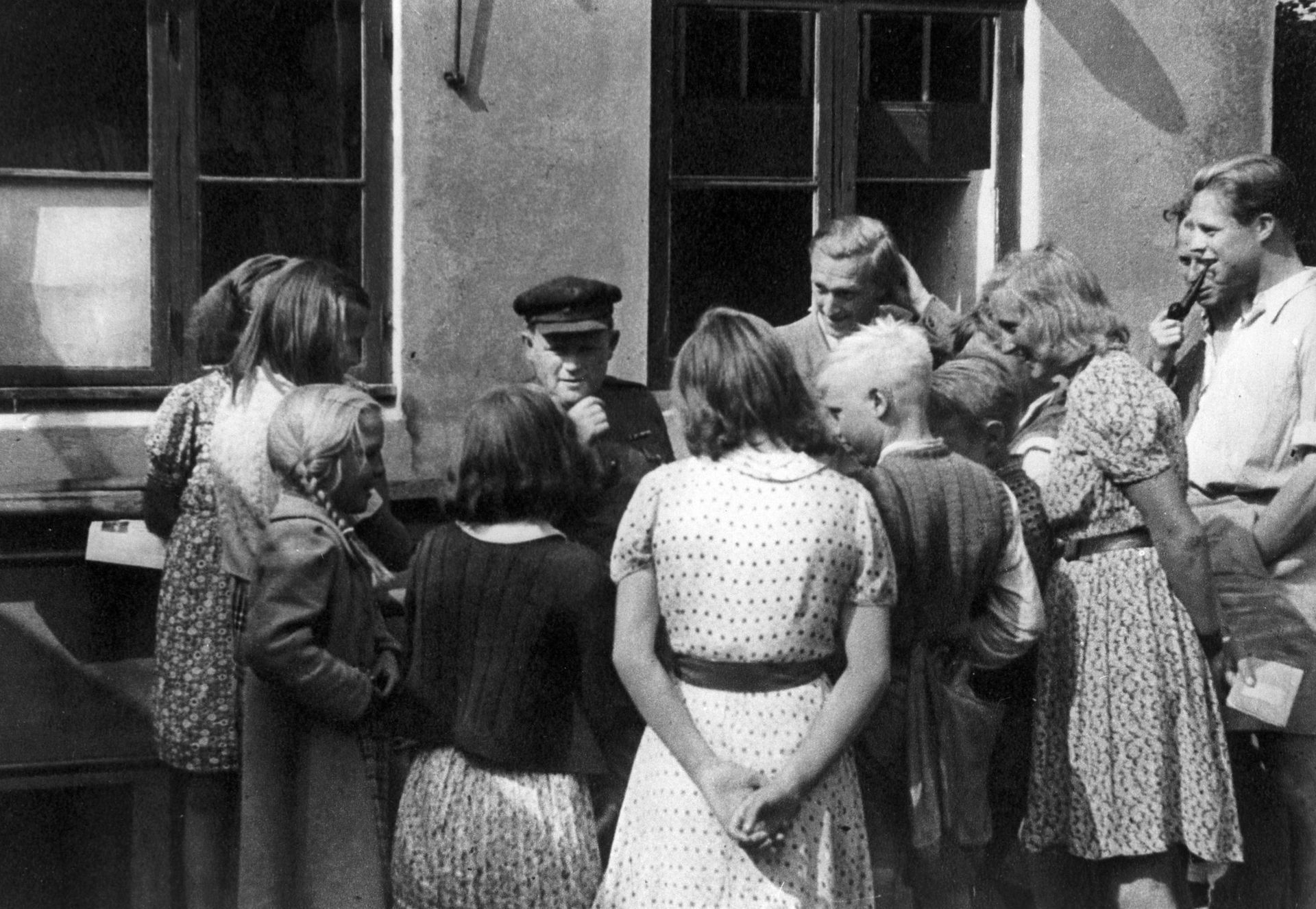Старший лейтенант Красной Армии Викторов и жители Бронхольма. Освобождение Дании. Великая Отечественная война 1941-1945 годов - ИноСМИ, 1920, 09.05.2021