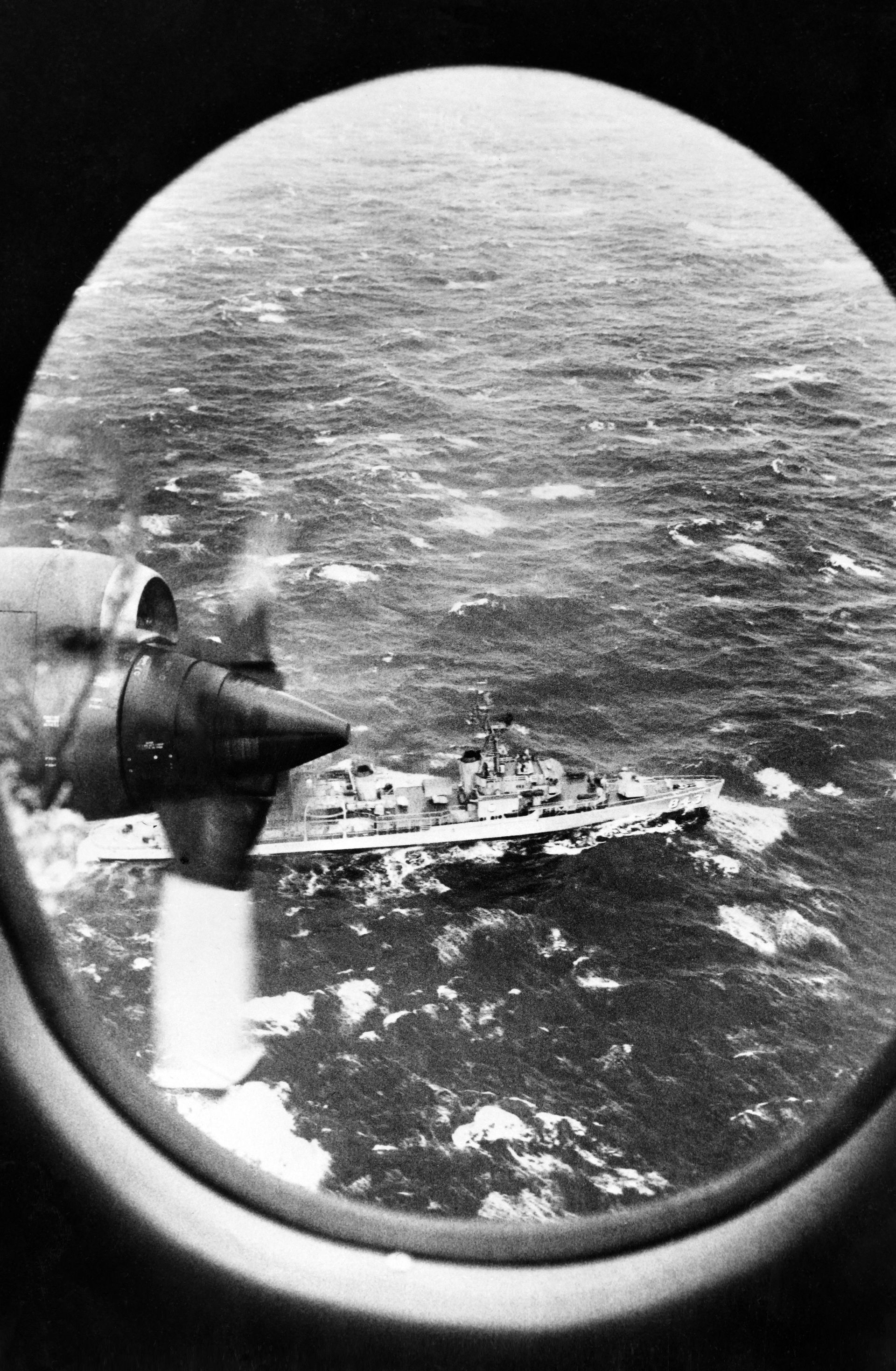 ВВС США и эсминец «Уоррингтон» ищут атомную подводную лодку «Трешер» (SSN-593) к востоку от Кейп-Кода, Массачусетс, США ВВС США и эсминец «Уоррингтон» ищут атомную подводную лодку «Трешер» (SSN-593) к востоку от Кейп-Кода, Массачусетс, США - ИноСМИ, 1920, 03.05.2021