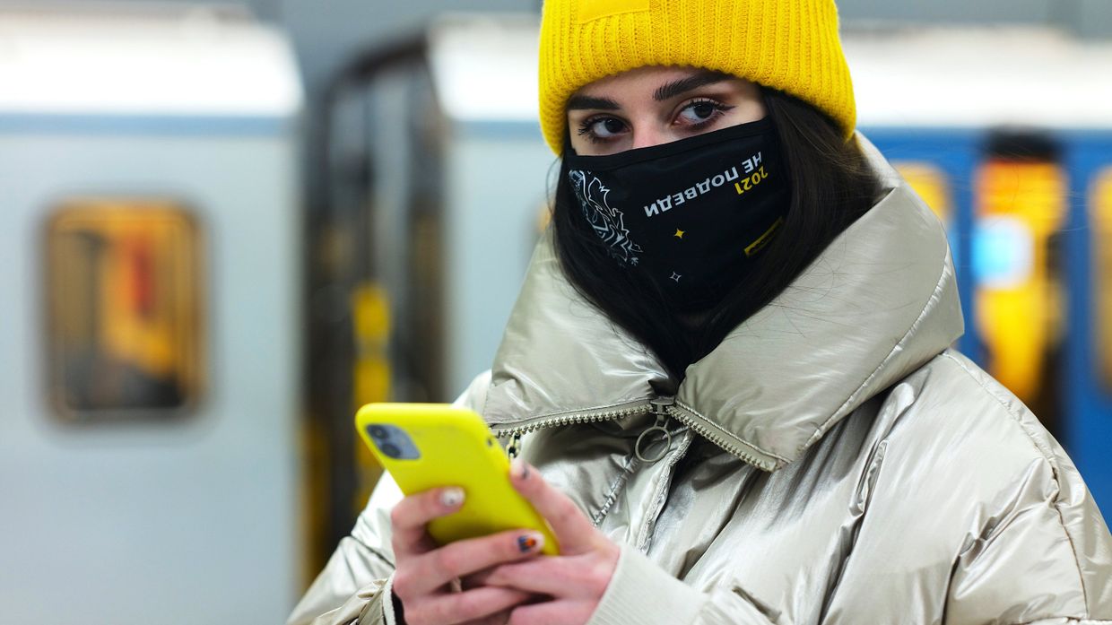 Девушка на станции Московского метрополитена