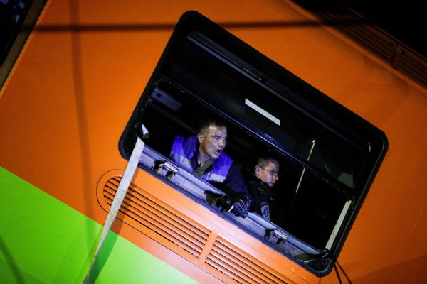 Спасатели ищут и эвакуируют пострадавших во время обрушения метромоста в Мехико, Мексика