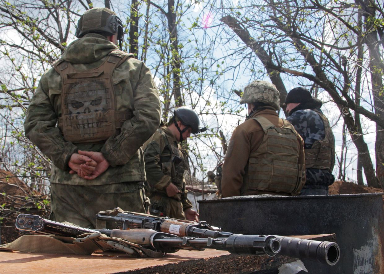 Украинские военнослужащие на линии разделения недалеко от Донецка, Восточная Украина Украинские военнослужащие на линии разделения недалеко от Донецка, Восточная Украина