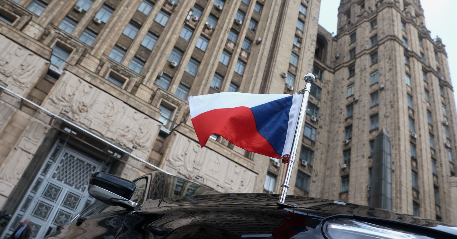 Флаг на автомобиле посла Чехии в РФ возле здания МИД РФ в Москве - ИноСМИ, 1920, 24.04.2021