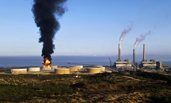 Пожар на нефтеперерабатывающем заводе в израильском городе Ашкелон