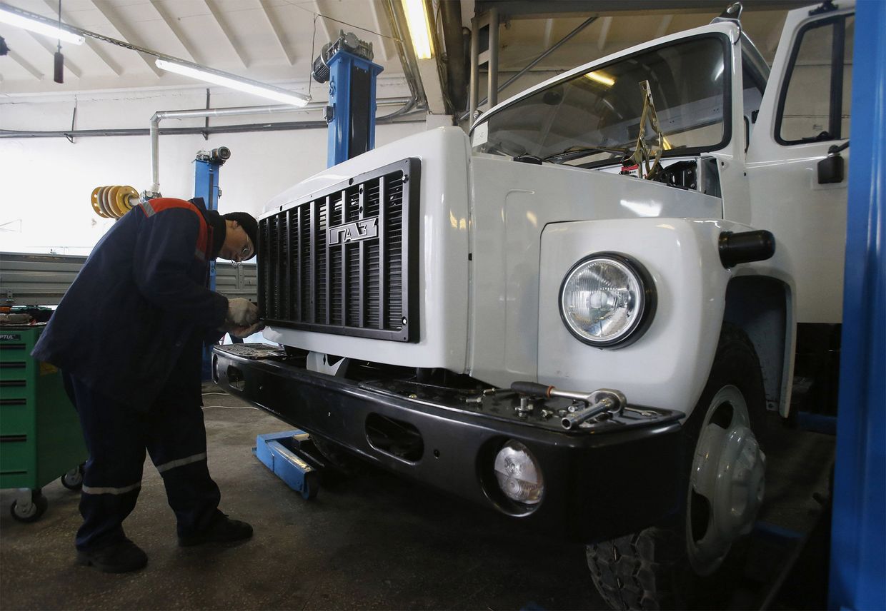 Рабочие собирают автомобиль ГАЗ-3309 в цехе сборки автомобилей ГАЗ-3309