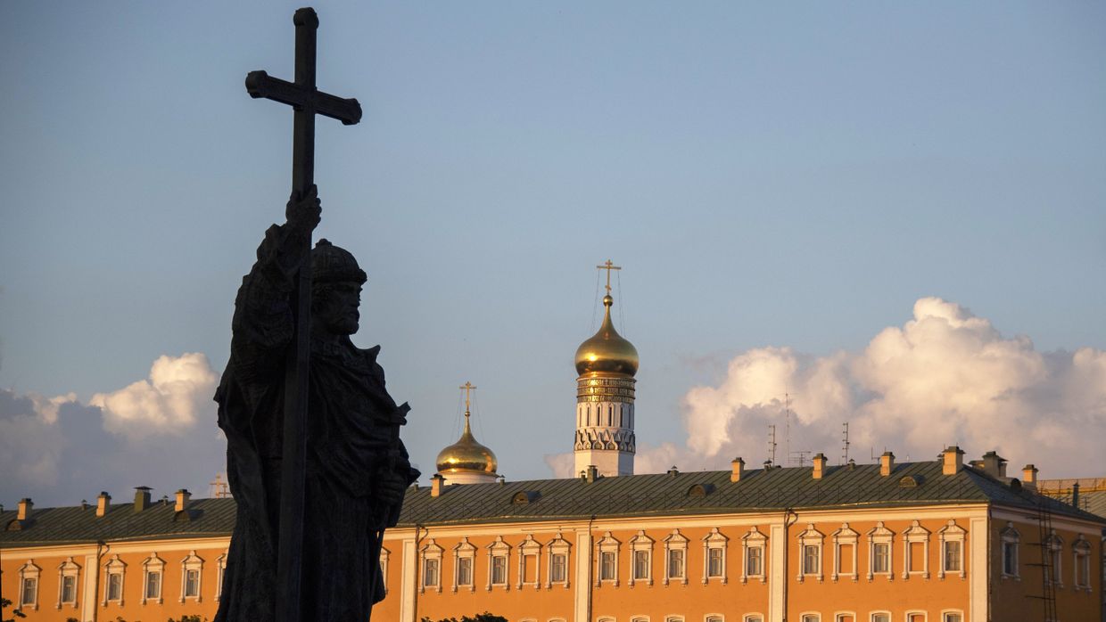 Памятник святого князя Владимира на Боровицком холме в Москве