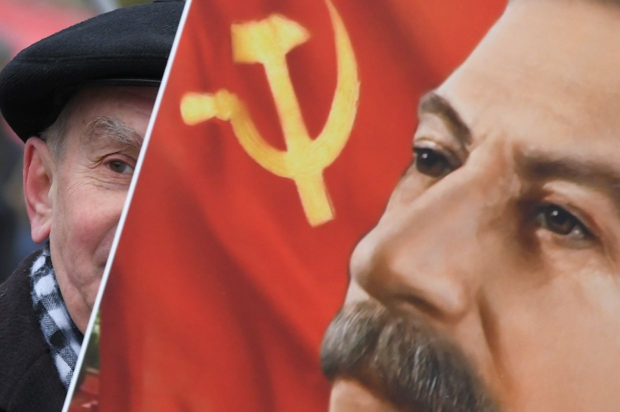 Возложение цветов к могиле И. В. Сталина у Кремлевской стены