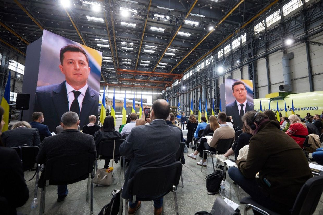Президент Украины Владимир Зеленский выступает на пресс-конференции