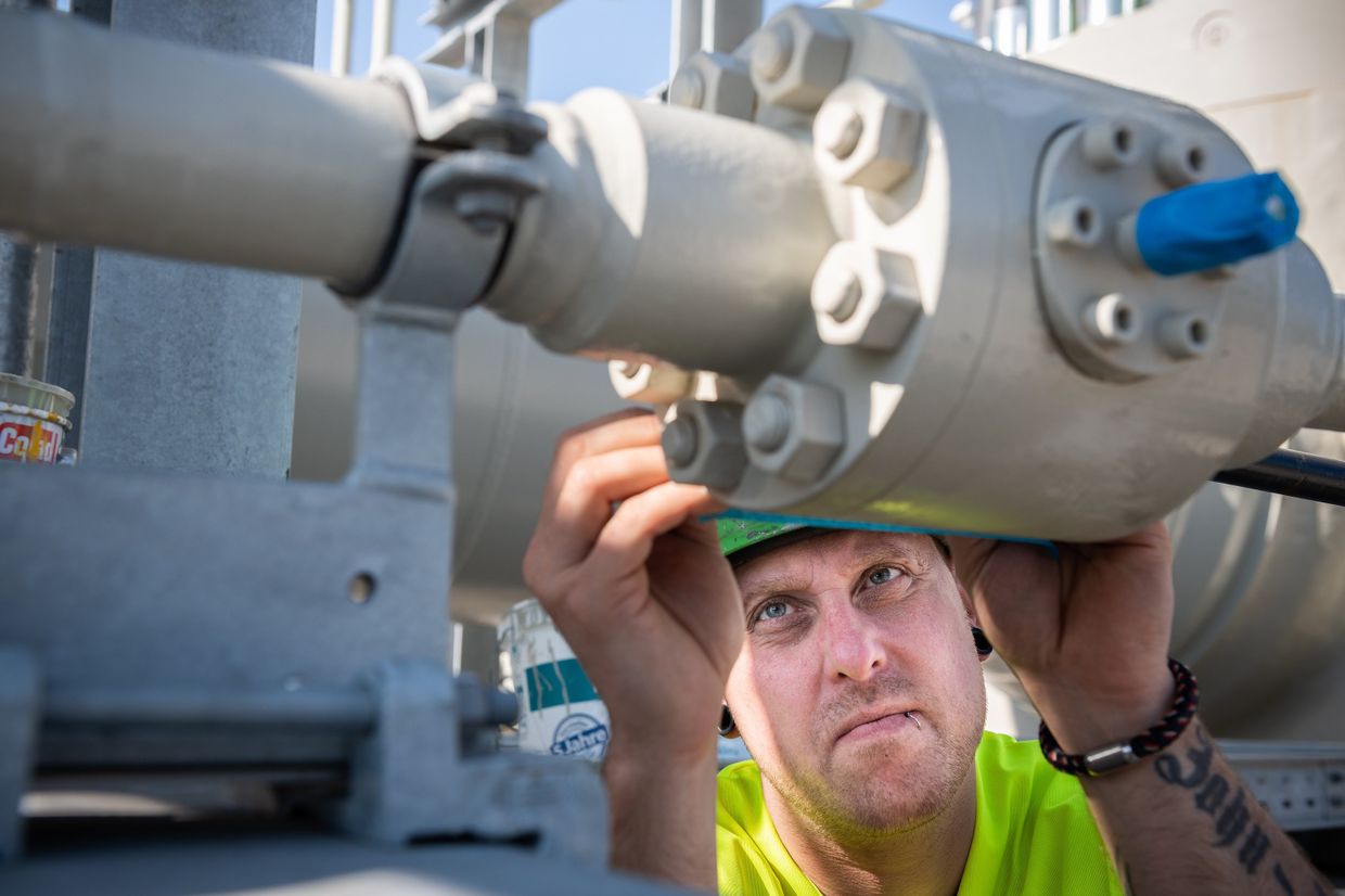 Специалист работает на территории газораспределительного центра магистрального газопровода «Северный поток — 2» в городе Лубмин в Германии