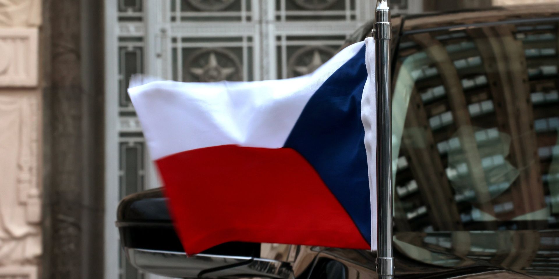 Флаг на автомобиле посла Чехии в РФ - ИноСМИ, 1920, 02.06.2021