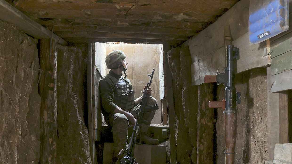 Украинский военный на линии разграничения между ДНР и Украиной