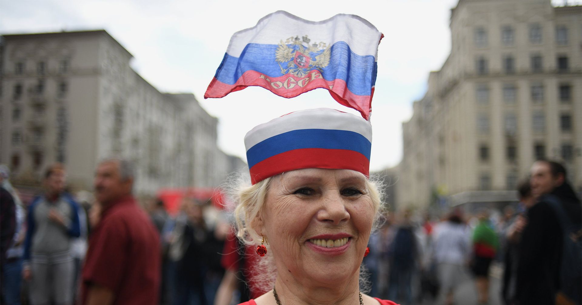 Женщина на Тверской улице во время празднования Дня России в Москве. 12 июня 2017 - ИноСМИ, 1920, 24.05.2021