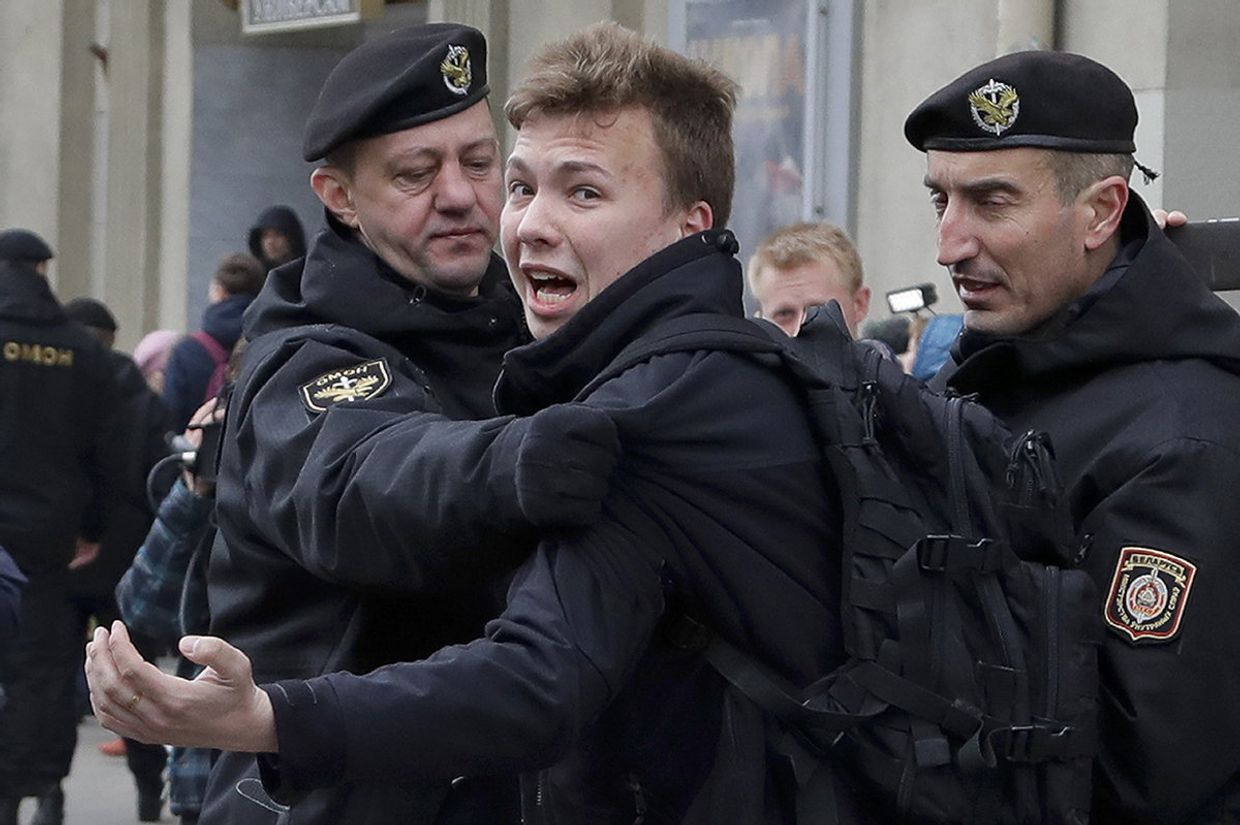 Белорусская полиция задерживает журналиста Романа Пратасевича в Минске