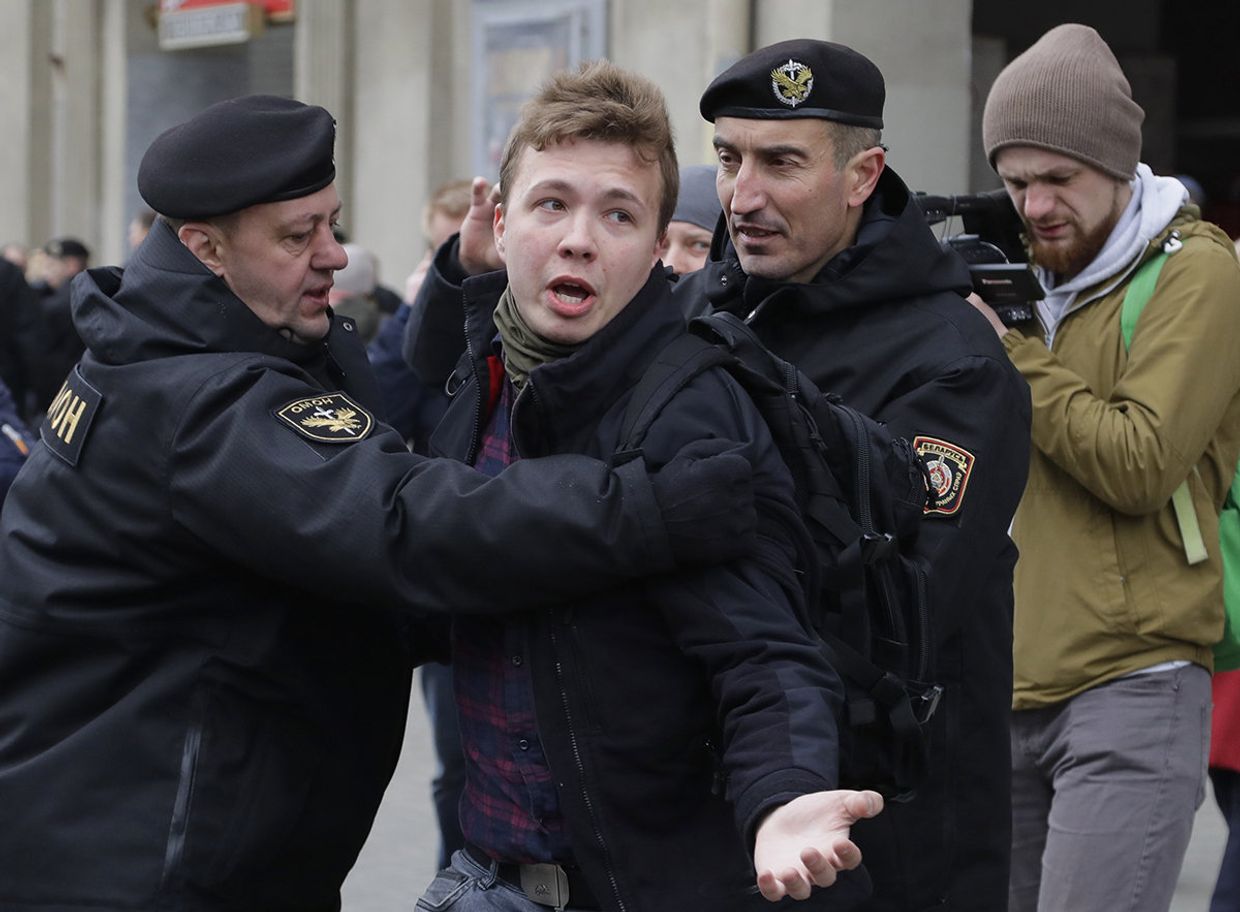 Белорусская полиция задерживает журналиста Романа Пратасевича в Минске