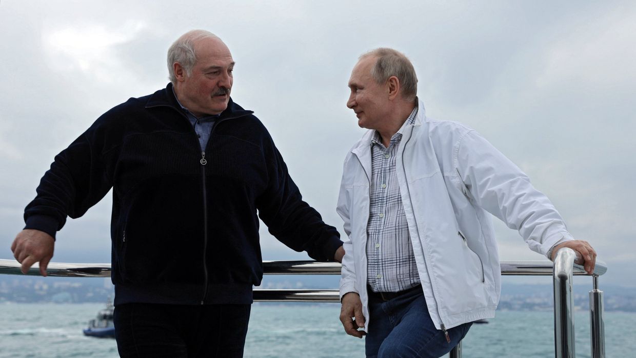 Президент РФ В. Путин и президент Белоруссии А.  Лукашенко совершили морскую прогулку