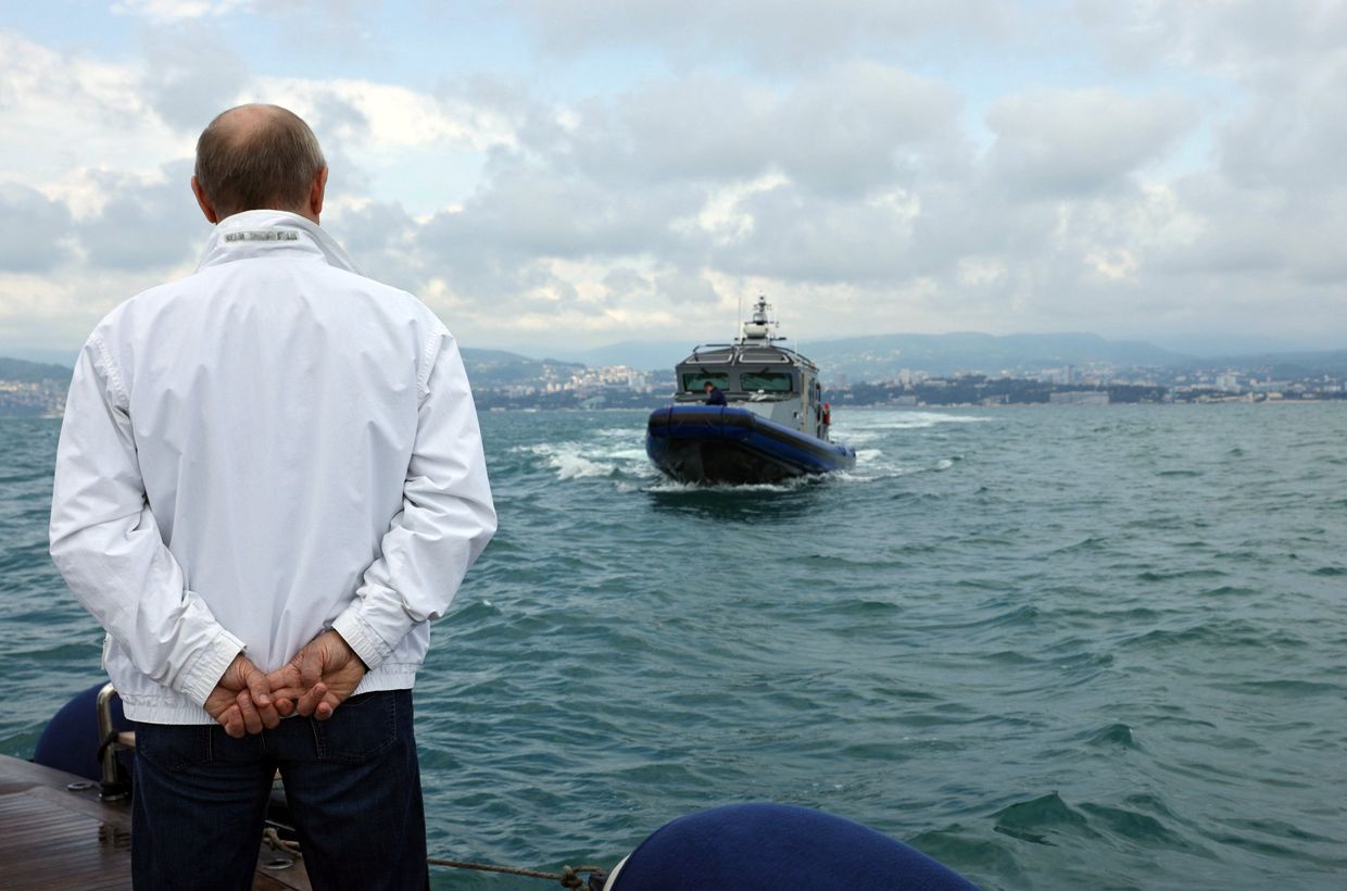 Президент РФ В. Путин и президент Белоруссии А.  Лукашенко совершили морскую прогулку