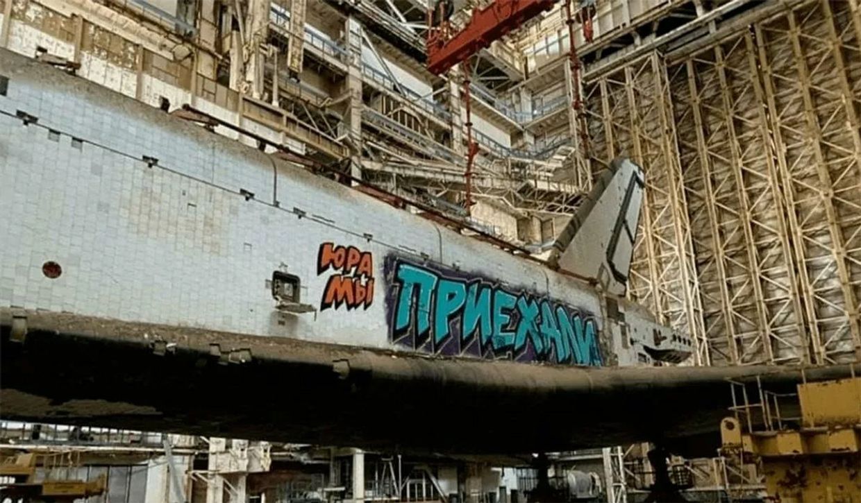 Вандалы проникли на Байконур и разрисовали корабль «Буран»