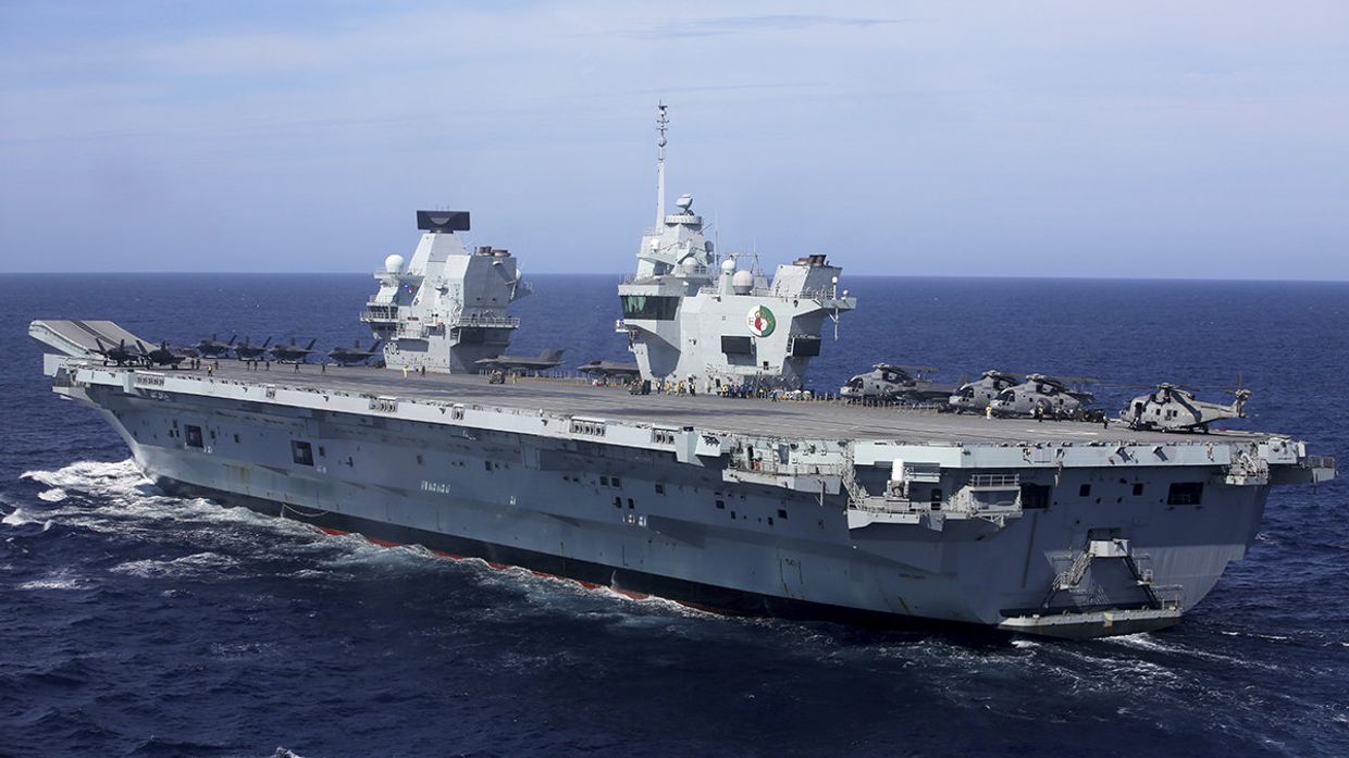 Авианосец HMS Queen Elizabeth у берегов Португалии