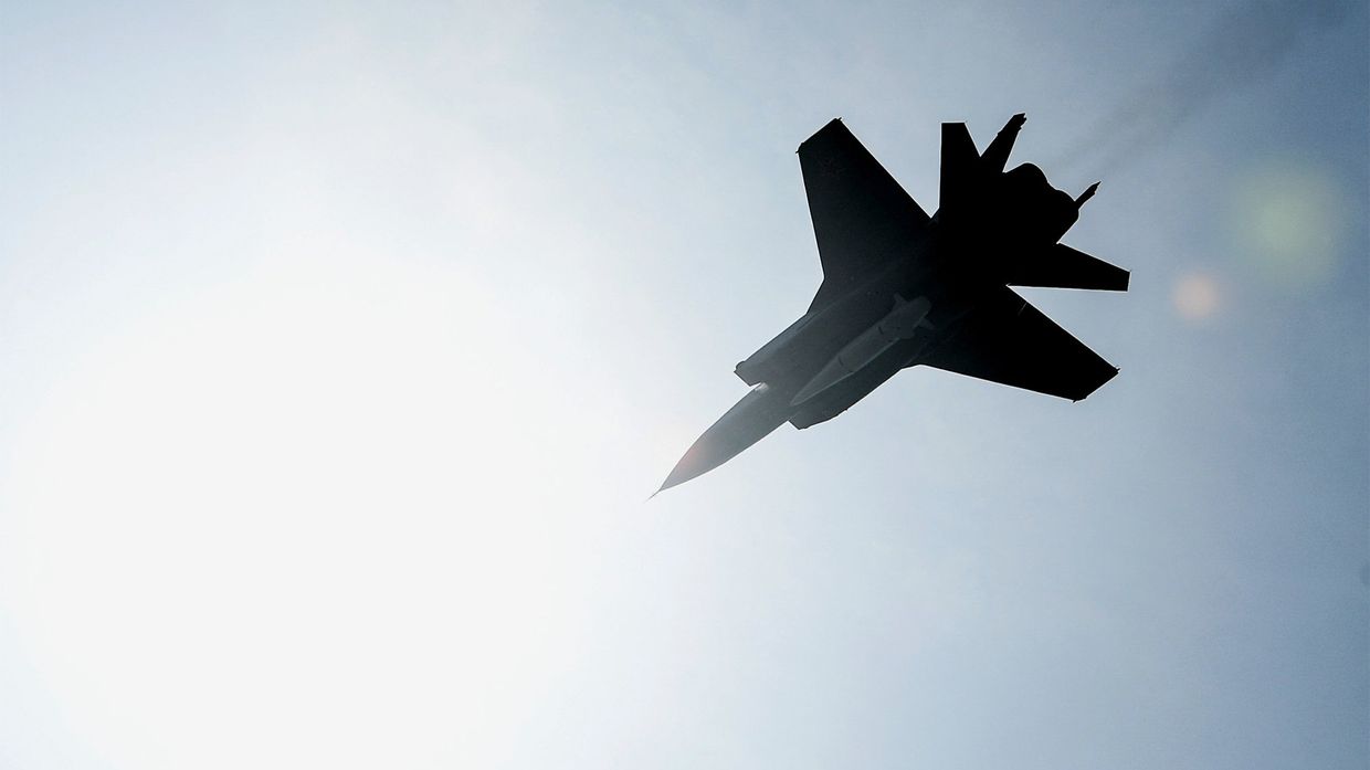 Многоцелевой истребитель МиГ-31 с гиперзвуковой ракетой Кинжал