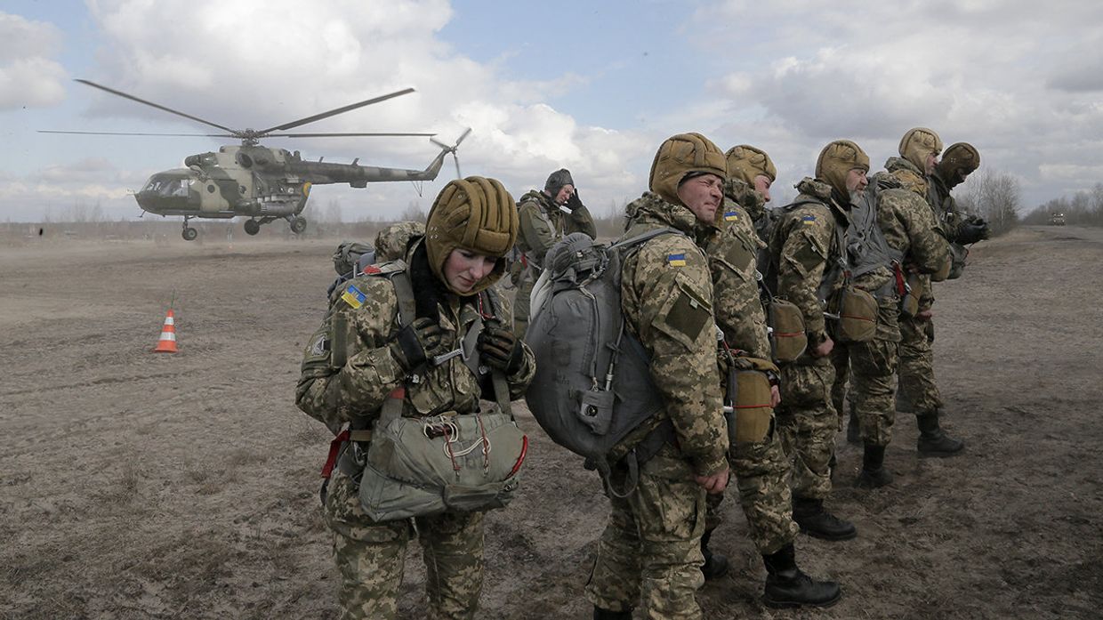 Солдаты украинской армии вр время военных учений на полигоне под Житомиром
